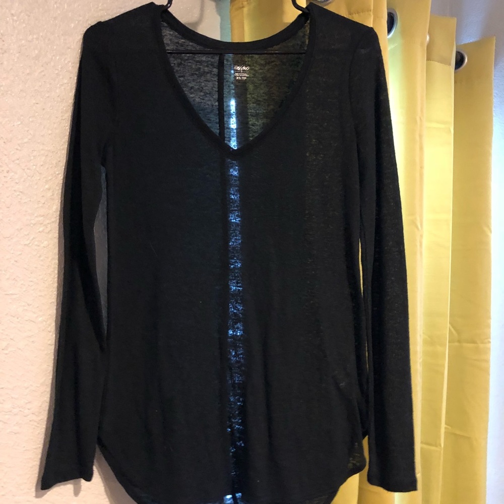Black thin long sleeve shirt